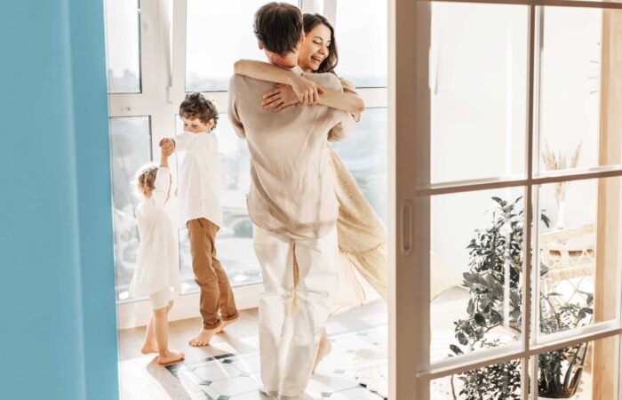 famiglia vicino ad una finestra per articolo monoblocchi