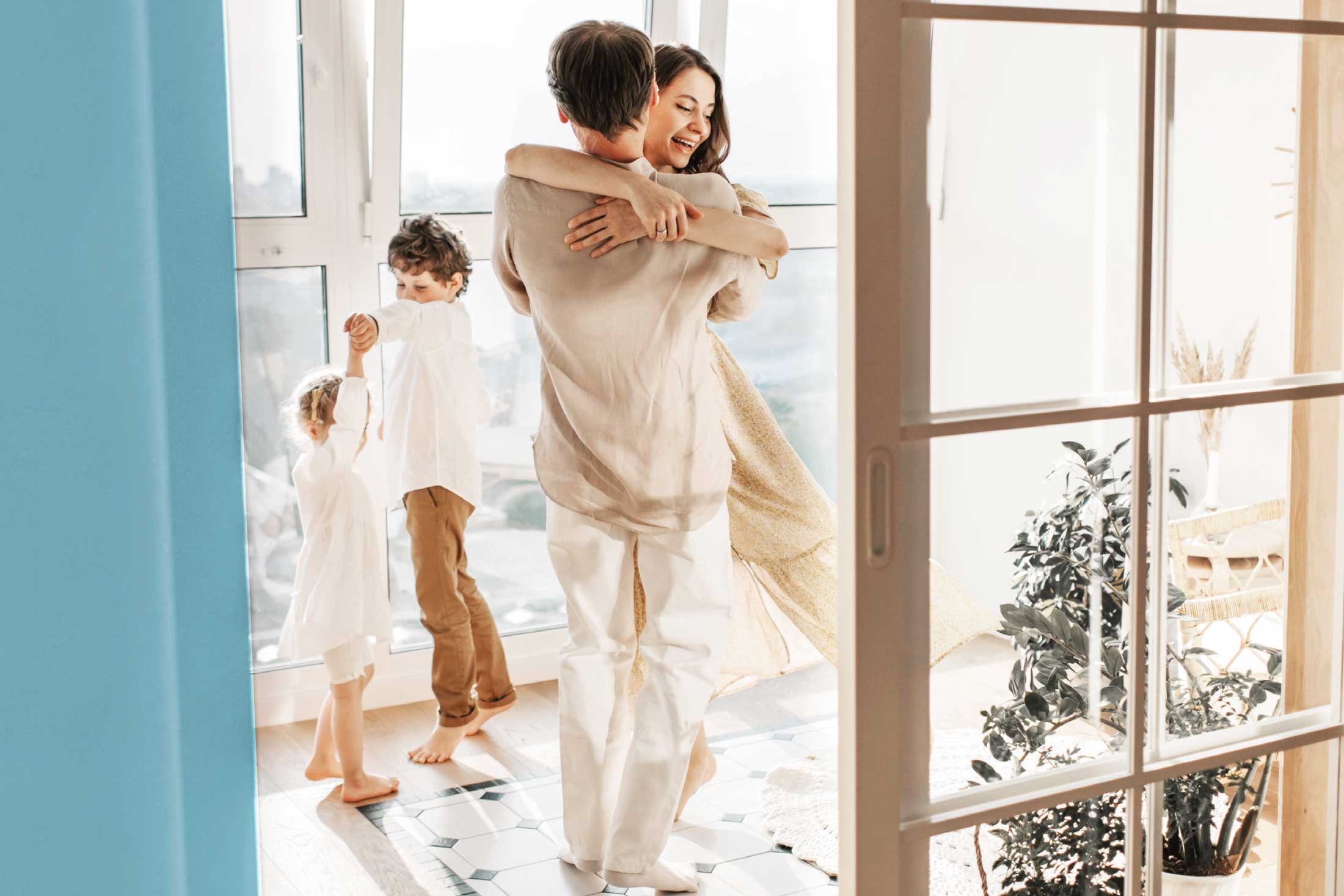 famiglia vicino ad una finestra per articolo monoblocchi